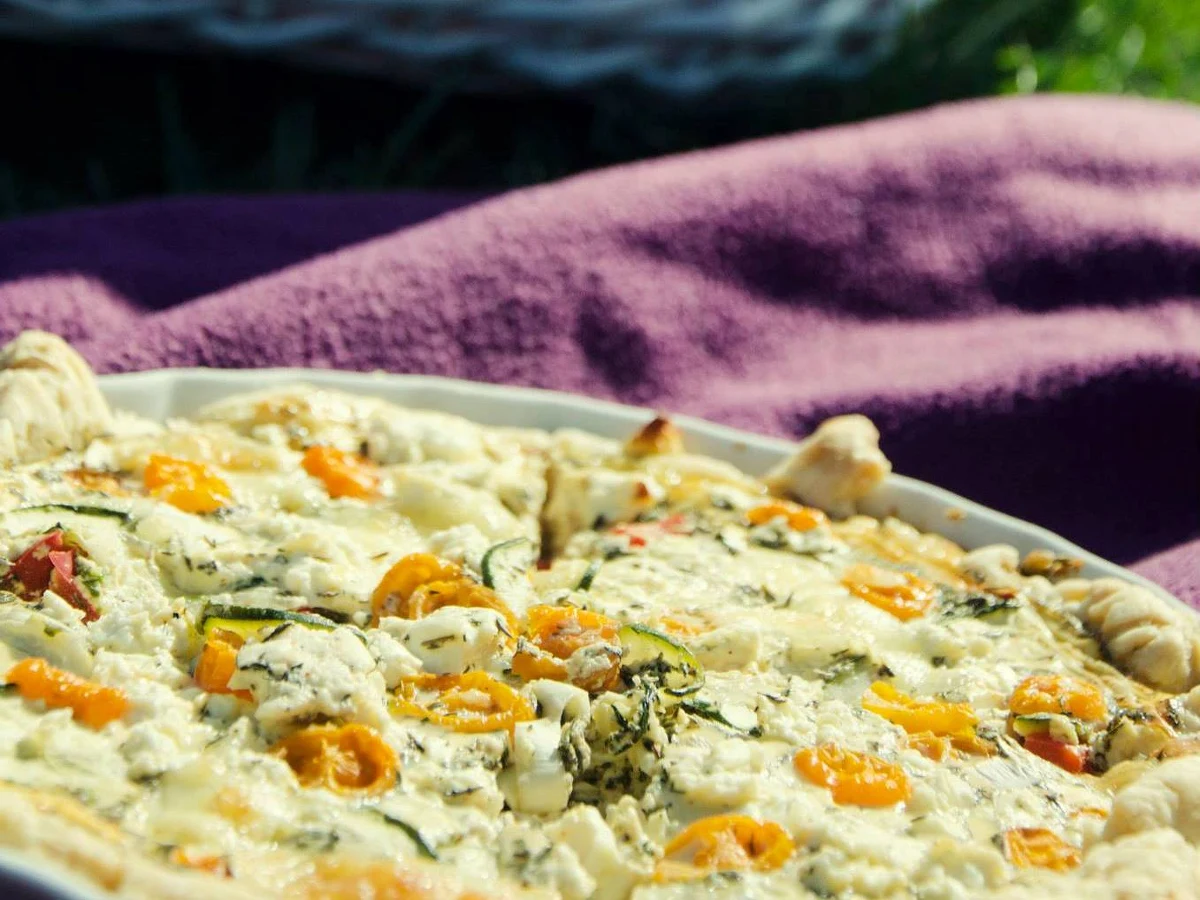 Niekoniecznie tylko kanapki! Tarty, sałatki, pieczone pierożki - te przekąski świetnie spiszą się na pikniku. Zobacz nasze propozycje!