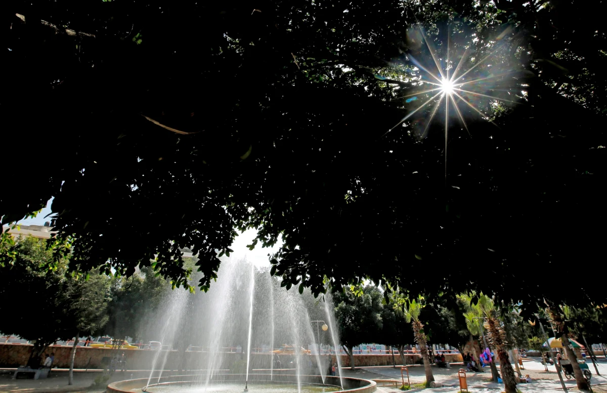 Długi czerwcowy weekend upłynie pod znakiem pięknej, słonecznej i upalnej pogody. W piątek i sobotę niebo w całej Polsce będzie bezchmurne. Należy przygotować się także na prawdziwie letnie upały. Na termometrach zobaczymy nawet 31 stopni Celsjusza. 