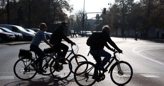 Zatrważające dane Europejskiej Rady do spraw Bezpieczeństwa Transportu dotyczące Polski - na naszych drogach ginie sześć razy więcej pieszych niż w najbezpieczniejszych państwach kontynentu. Cztery razy częściej śmiertelnymi ofiarami są rowerzyści. Dlaczego tak się dzieje? Piesi i kierowcy narzekają na rowerzystów. Rowerzyści na pieszych i kierowców. 