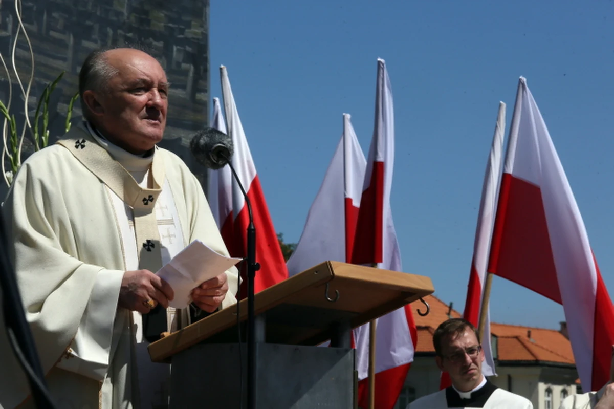 Kardynał Kazimierz Nycz podczas warszawskich uroczystości Bożego Ciała ostro skomentował referendum w Irlandii w sprawie związków partnerskich tej samej płci. "To poważne ostrzeżenie dla całej Europy i Polski" - powiedział metropolita warszawski. Zebrani odpowiedzieli na te słowa oklaskami.