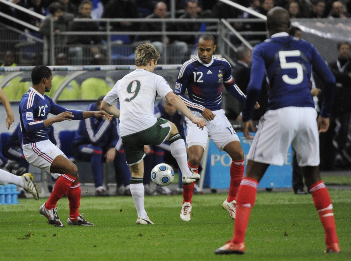 5 mln euro - tyle FIFA zapłaciła irlandzkiej federacji piłki nożnej, by ta nie wszczynała procedur prawnych w związku z odpadnięciem Irlandii, po błędzie arbitra, w eliminacjach MŚ 2010 w dwumeczu z Francją. Informację ujawnił powiedział prezydent tamtejszego związku John Delaney.