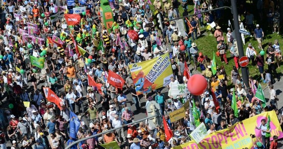 Ponad 30 tys. osób protestowało w Monachium przeciwko rozpoczynającemu się w niedzielę spotkaniu przywódców siedmiu najbardziej wpływowych państw świata (G7) w Elmau w Bawarii. 