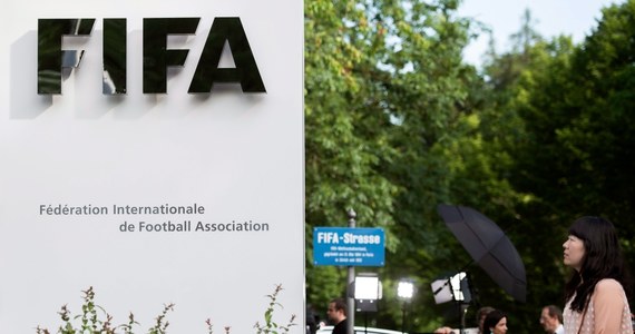 FIFA zapłaciła irlandzkiej federacji piłki nożnej 5 mln euro, by ta nie wszczynała procedur prawnych w związku z odpadnięciem Irlandii, po błędzie arbitra, w eliminacjach MŚ 2010 w dwumeczu z Francją - powiedział prezydent tamtejszego związku John Delaney. FIFA zareagowała na doniesienia irlandzkiej federacji po kilku godzinach. Przyznała, że pieniądze zostały przekazane w formie krótkotrwałej pożyczki na... budowę stadionu.
