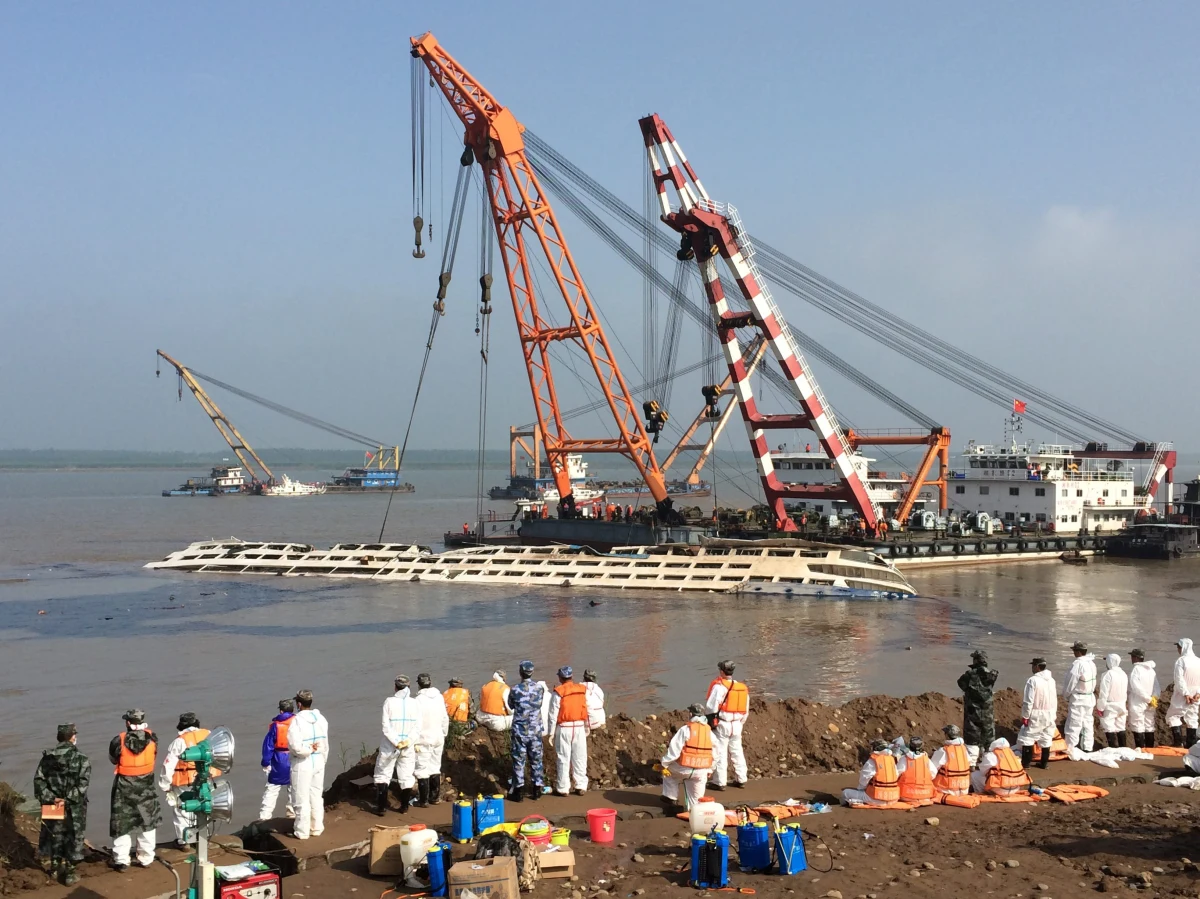 Wrak statku, który w poniedziałek zatonął na rzece Jangcy w Chinach z 456 osobami na pokładzie, został odwrócony i teraz jest w pozycji pionowej. Jak twierdzą przedstawiciele pracujących na miejscu służb, szanse na znalezienie żywych są bliskie zera.