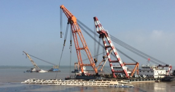 Wrak statku, który w poniedziałek zatonął na rzece Jangcy w Chinach z 456 osobami na pokładzie, został odwrócony i teraz jest w pozycji pionowej. Jak twierdzą przedstawiciele pracujących na miejscu służb, szanse na znalezienie żywych są bliskie zera.