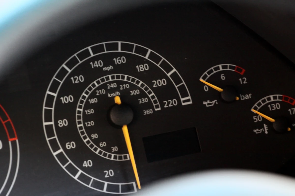 Naukowcy z Uniwersytetu w Bonn odkryli, gdzie w mózgu myszy mieści się prędkościomierz. Ich badania, których wyniki publikuje w najnowszym numerze czasopismo "Neuron" pokazały, jaki jest mechanizm jego działania i do czego się zwierzęciu przydaje. Budowa rejonu mózgu, w którym go znaleziono, jest u człowieka bardzo podobna, można więc z dużym prawdopodobieństwem przewidywać, że u nas działa na tej samej zasadzie. Nie służy nam jednak do unikania mandatów - jego zadania są znacznie poważniejsze.