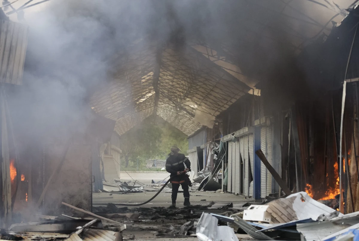 "Liczba wojsk Federacji Rosyjskiej nad granicami Ukrainy i liczba wojsk na okupowanych terytoriach jest ogromna" - powiedział prezydent Ukrainy Petro Poroszenko. Przestrzegł, że groźba wtargnięcia rosyjskich żołnierzy jest obecnie bardzo duża. "Tak ogromnego zgrupowania armii nie było od sierpnia ubiegłego roku" - oświadczył. 