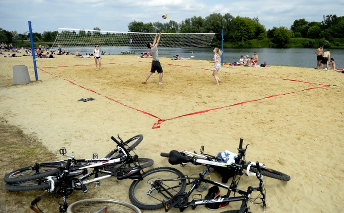 Mnóstwo słońca, niebo wręcz bezchmurne, ani kropli deszczu, a na termometrach nawet do 32 stopni Celsjusza. Prognozy na kolejne dni długiego czerwcowego weekendu są wyśmienite. Najbardziej upalna ma być sobota. W poniedziałek pogoda zacznie się zmieniać. Czeka nas ochłodzenie. 