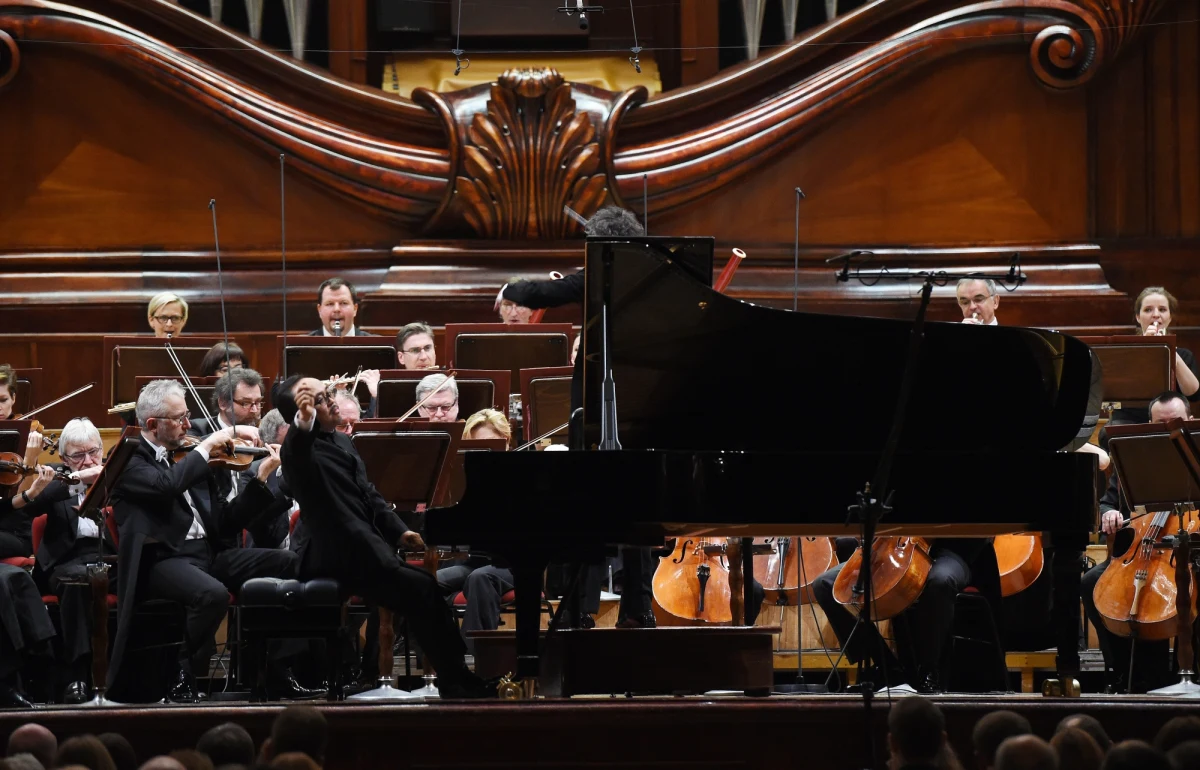 Opera czy hip hop? Jazz czy country? Blues czy złote przeboje? Muzyczne upodobania wciąż mówią o nas więcej, niż nam się wydaje. Najnowsze wyniki badań, przeprowadzonych przez profesora Gerry'ego Veenstrę z University of British Columbia, pokazują, że status materialny i poziom wykształcenia istotnie wpływa na deklarowany gust muzyczny, czyli to, co lubimy, a czego nie lubimy słuchać. Pisze o tym w najnowszym numerze czasopismo "Canadian Review of Sociology".