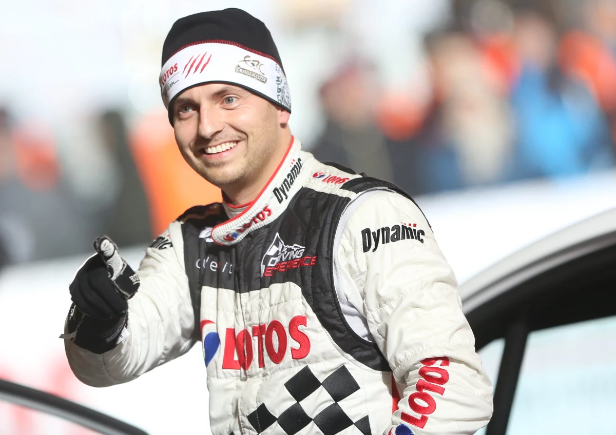 Kajetan Kajetanowicz (Ford Fiesta R5) jest liderem Rajdu Azorów, czwartej eliminacji mistrzostw Europy po czterech piątkowych odcinkach specjalnych. Polak wygrał dwie próby, na dwóch najszybszy był lider cyklu ME Irlandczyk Craig Breen  (Peugeot 208 T16).