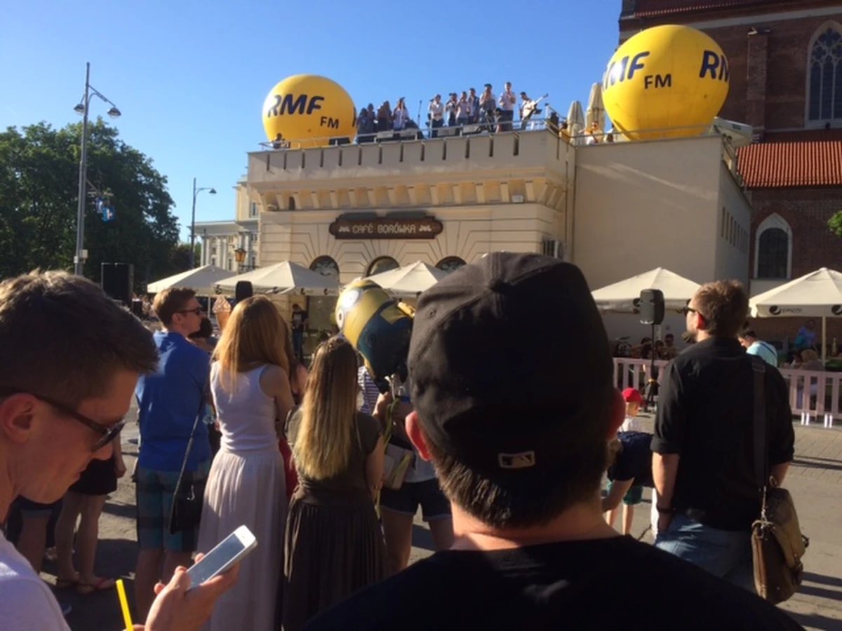 Pierwszy w historii RMF FM koncert na dachu przyciągnął setki fanów dobrej muzyki. Sześć metrów nad ziemią, na dachu kawiarni na Promenadzie Staromiejskiej we Wrocławiu zagrali Tabb i chór Sound`n`Grace. 