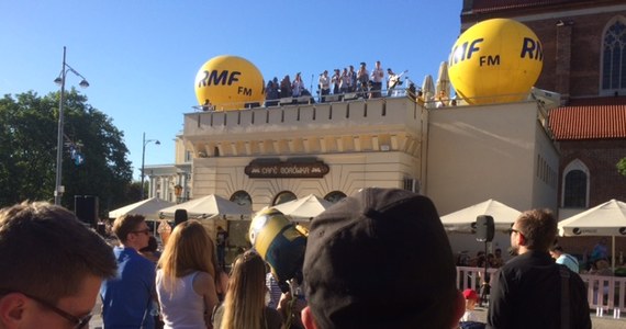 Pierwszy w historii RMF FM koncert na dachu przyciągnął setki fanów dobrej muzyki. Sześć metrów nad ziemią, na dachu kawiarni na Promenadzie Staromiejskiej we Wrocławiu zagrali Tabb i chór Sound`n`Grace. 