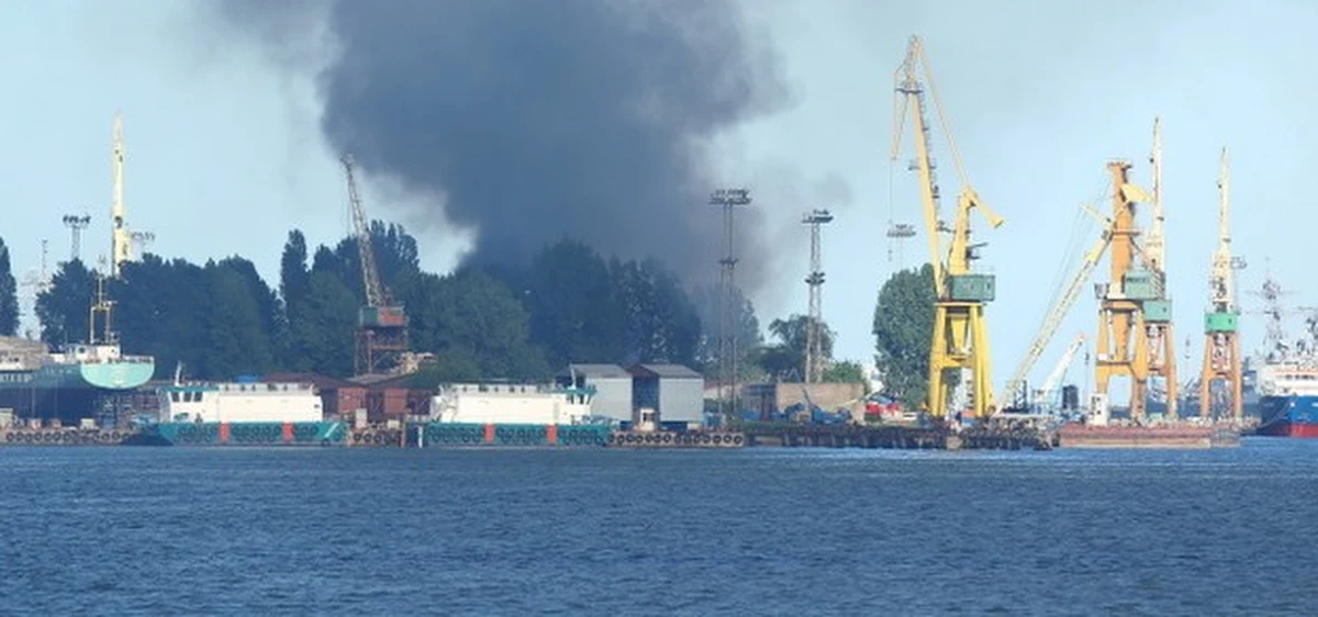 Groźny pożar na terenie Stoczni Marynarki Wojennej w Gdyni. Płonęła tam hala, w której trzymane były farby i lakiery. Informację dostaliśmy na Gorącą Linię RMF FM.