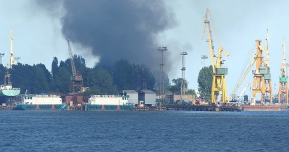 Groźny pożar na terenie Stoczni Marynarki Wojennej w Gdyni. Płonęła tam hala, w której trzymane były farby i lakiery. Informację dostaliśmy na Gorącą Linię RMF FM.