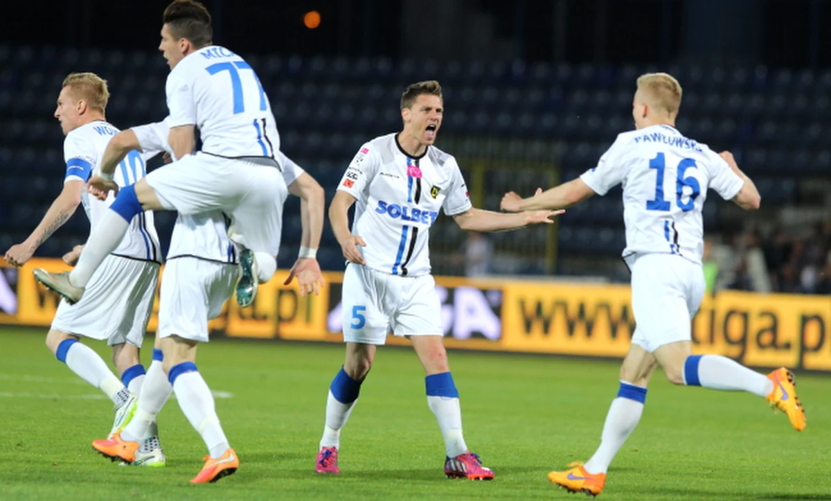 Zawisza Bydgoszcz dołączył do GKS-u Bełchatów. Bydgoszczanie przegrali w ostatnim meczu sezonu piłkarskiej Ekstraklasy z Ruchem Chorzów 2:3 i spadli do pierwszej ligi. 