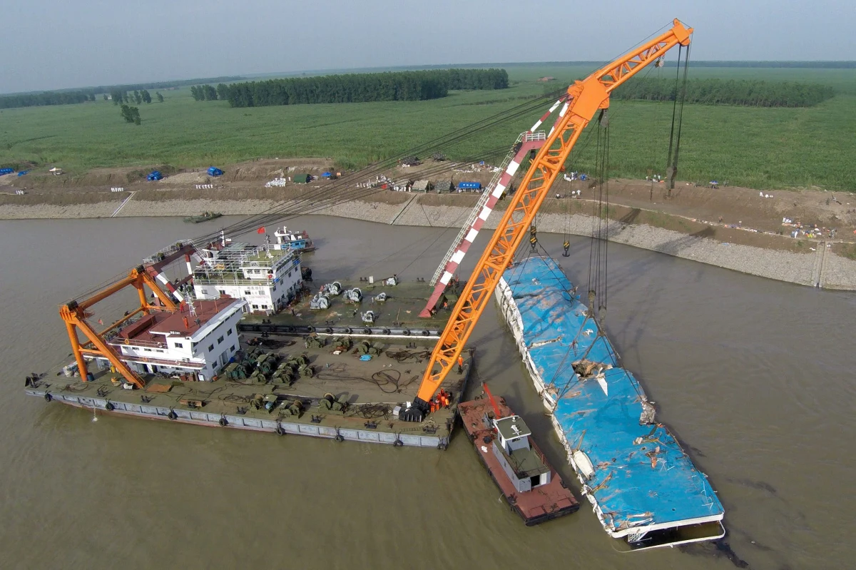 Chińskie władze potwierdziły w sobotę śmierć 396 osób w katastrofie statku, który w poniedziałek podczas cyklonu przewrócił się do góry dnem na rzece Jangcy. Zaginionych jest 46 osób. Z katastrofy uratowało się jedynie 14 osób.