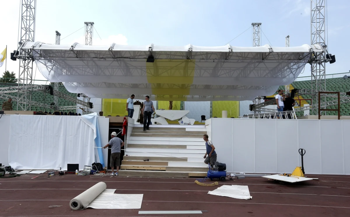 Papież na jeden dzień jest w Sarajewie. Przed godziną 10 wylądował w stolicy Bośni i Hercegowiny. Stało się to 20 lat po zakończeniu wojny, najbardziej krwawego konfliktu w Europie od II wojny światowej, w którym zginęło prawie 200 tysięcy ludzi. Hasłem ósmej zagranicznej pielgrzymki od początku pontyfikatu są słowa: „Niech pokój będzie z wami”. 