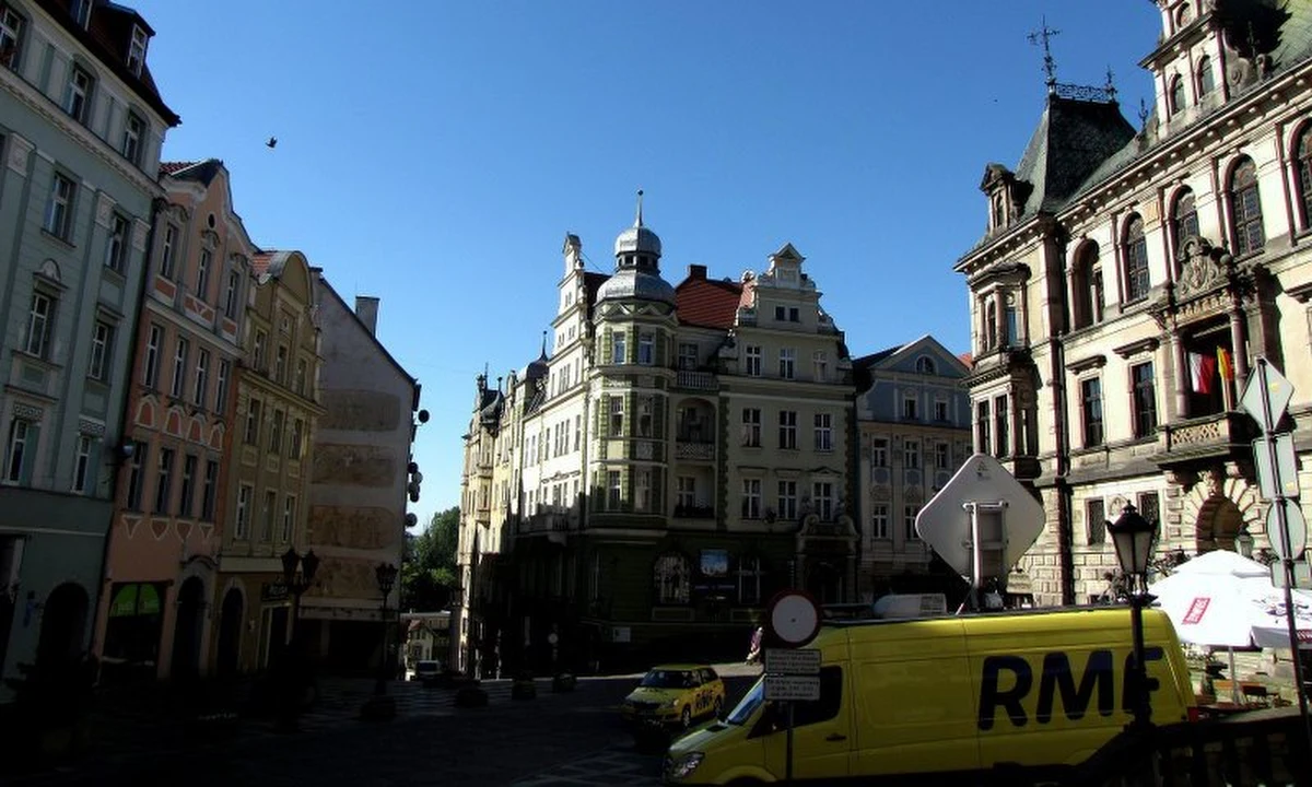 Serce Kotliny Kłodzkiej. Miasto z ponad tysiącletnią historią. Kłodzko na Dolnym Śląsku to kolejne miejsce, które odwiedziliśmy w ramach cyklu Twoje Miasto w Faktach RMF FM. Licząca niespełna trzydzieści tysięcy mieszkańców miejscowość kusi urokliwą starówką, zabytkowymi kościołami, górującą nad miastem twierdza i kryjącymi wiele tajemnic podziemiami.