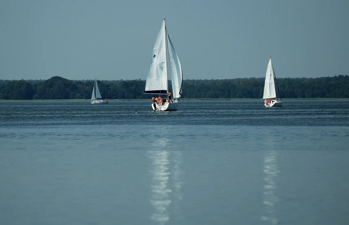 Długi weekend nad mazurskimi jeziorami spędza bardzo wielu turystów: w Mikołajkach wolne są pojedyncze pokoje, w Giżycku trudno znaleźć miejsce parkingowe. Wiele osób żegluje i uczy się żeglować. Dotąd nie doszło do żadnych poważnych wypadków.