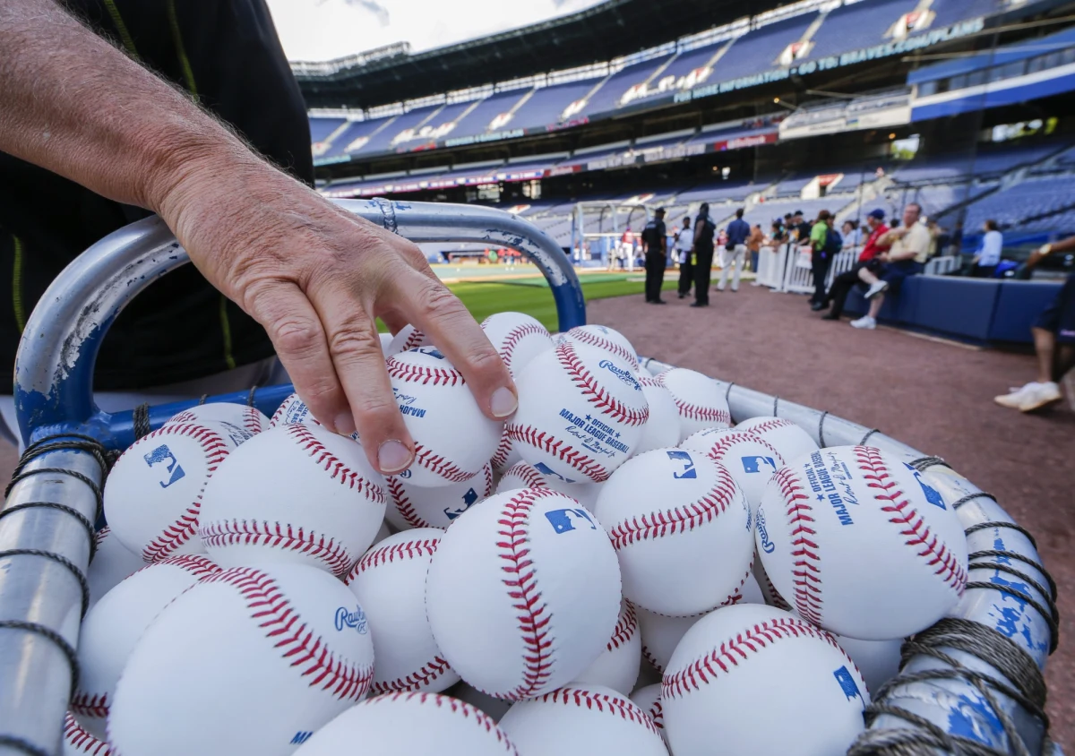 Fanka baseballa została ciężko ranna w głowę podczas meczu amerykańskiej ligi MLB pomiędzy Bostonem a Oakland. Kobieta została uderzona fragmentem pękniętego kija. Kobieta została wyniesiona ze stadionu na noszach i trafiła do szpitala. Jej stan jest poważny.