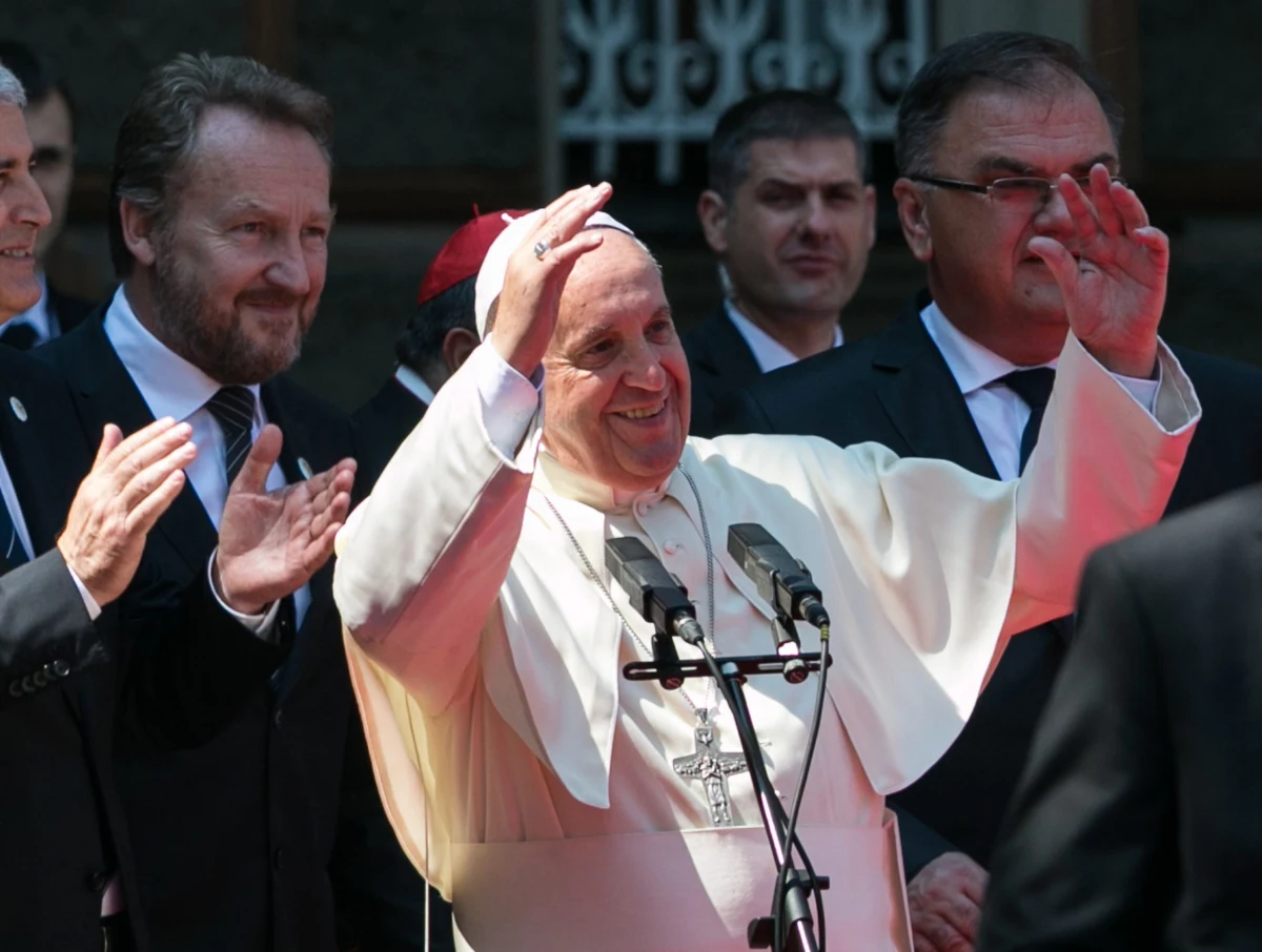 Papież Franciszek powiedział po przylocie do Sarajewa, że przybył tam "jako pielgrzym pokoju i dialogu". W przemówieniu do władz Bośni i Hercegowiny mówił, że trzeba przeciwstawiać się barbarzyństwu tych, dla których różnice to pretekst do przemocy.
