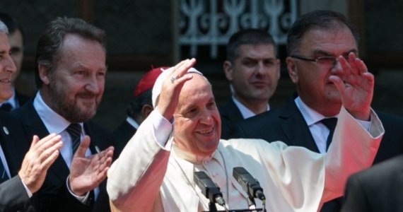 Papież Franciszek powiedział po przylocie do Sarajewa, że przybył tam "jako pielgrzym pokoju i dialogu". W przemówieniu do władz Bośni i Hercegowiny mówił, że trzeba przeciwstawiać się barbarzyństwu tych, dla których różnice to pretekst do przemocy.
