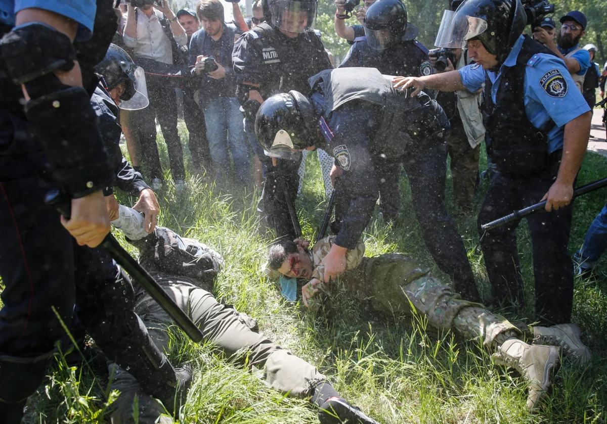 Pięciu funkcjonariuszy zostało rannych w starciach z napastnikami, którzy próbowali przerwać  Marsz Równości środowisk LGBT w stolicy Ukrainy, Kijowie. Podczas akcji, która trwała zaledwie pół godziny, zatrzymano 25 sympatyków ugrupowań skrajnej prawicy.
