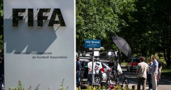 Niemcy, gospodarze mundialu w 2006 roku, mieli wpływać na głosy Komitetu Wykonawczego Międzynarodowej Federacji Piłki Nożnej. Jak? Poprzez inwestycje w obszary bliskie jego przedstawicielom - twierdzi niemiecki "Die Zeit". To kolejne ustalenia po wybuchu afery korupcyjnej w FIFA.