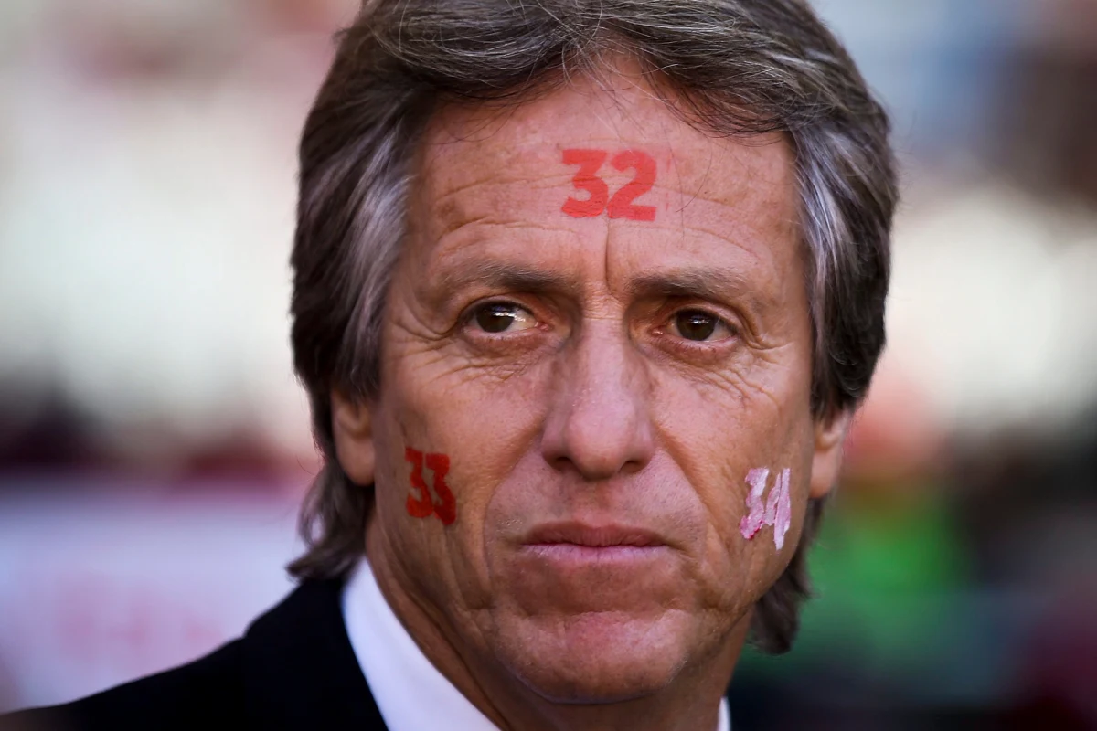 "Jorge Jesus został Jorge Judaszem" - napisali kibice Benfiki Lizbona o portugalskim trenerze, który od przyszłego sezonu prowadzić będzie piłkarzy lokalnego rywala - Sportingu. Szkoleniowiec zdobył z "Orłami" mistrzostwo kraju, ale nie przedłużył kontraktu.