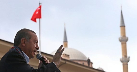 Prezydent Turcji Recep Tayyip Erdogan podjął ostrą polemikę z zagranicznymi mediami. W przeddzień wyborów parlamentarnych nakazał brytyjskiemu "Guardianowi", by "nie przekraczał granic" oraz skrytykował "żydowski kapitał" "New York Timesa".