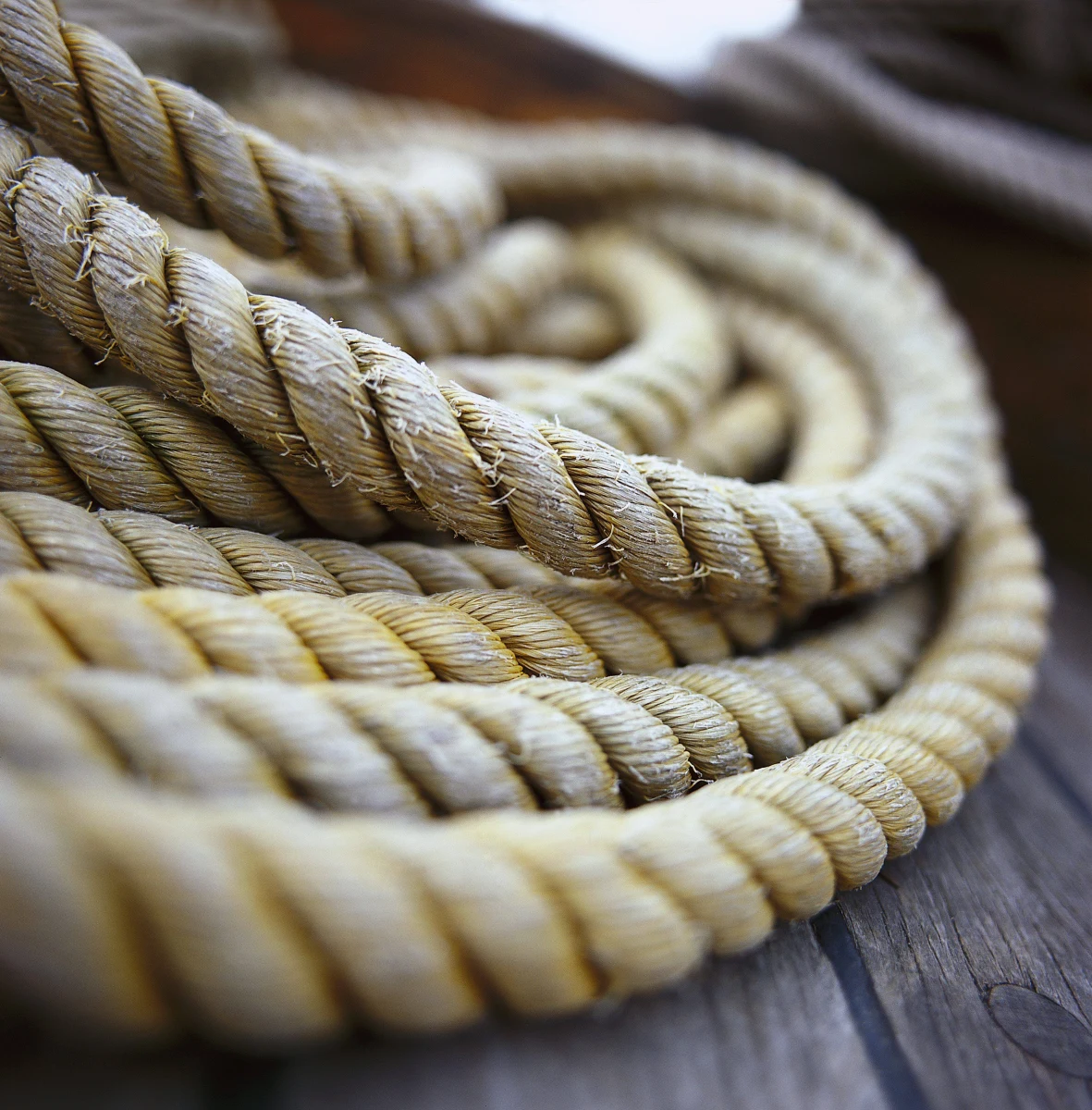 U wybrzeży Libii trwa wielka operacja ratowania około 3 tysięcy migrantów z kilkunastu dryfujących łodzi, którymi usiłowali przepłynąć do Włoch. W akcję zaangażowane są włoskie i brytyjskie jednostki.