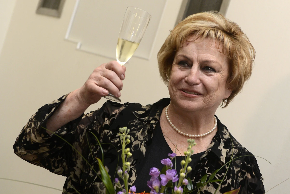 Siedmiokrotna mistrzyni olimpijska Czeszka Vera Caslavska, jedna z najwybitniejszych gimnastyczek sportowych w historii, walczy z nowotworem ślinianek. 73-letnia była sportsmenka przeszła w Pradze ośmiogodzinną operację. Teraz czeka ją długa rehabilitacja oraz nauka jedzenia.