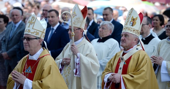 "Nie pozwólmy, aby poprzez ustawodawcze próby zrównać małżeństwo i rodzinę z takimi formami wspólnego życia, które przecież nimi nie są" - apelował prymas Polski abp Wojciech Polak podczas obchodów Święta Dziękczynienia na Polach Wilanowskich w Warszawie.