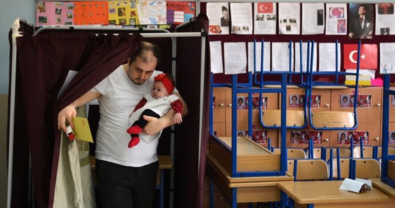 Zakończyły się wybory parlamentarne w Turcji, które wyłonią 550 deputowanych. Głosowanie przebiegało bez zakłóceń. Wybory są kluczowe dla przyszłości prezydenta Recepa Tayyipa Erdogana.