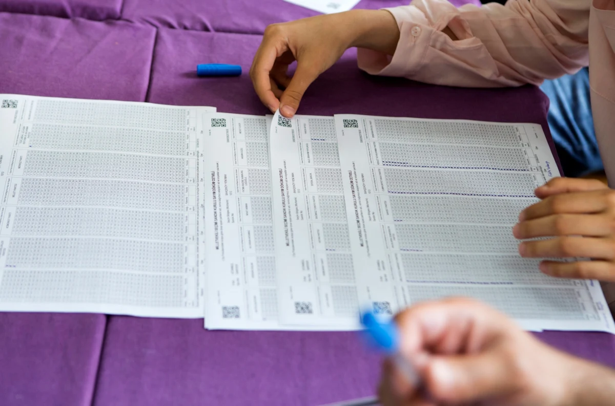 Rządzącą w Turcji Partia Sprawiedliwości i Rozwoju (AKP) zwyciężyła w niedzielnych wyborach parlamentarnych, ale po raz pierwszy od 13 lat utraciła większość absolutną i nie będzie mogła rządzić samodzielnie - ogłoszono po zliczeniu ok. 98 proc. głosów. Dobry wynik odnotowała prokurdyjska Ludowa Partia Demokratyczna (HDP). Jej wejście do parlamentu może pokrzyżować plany AKP w kwestii wprowadzenia w kraju systemu prezydenckiego. 