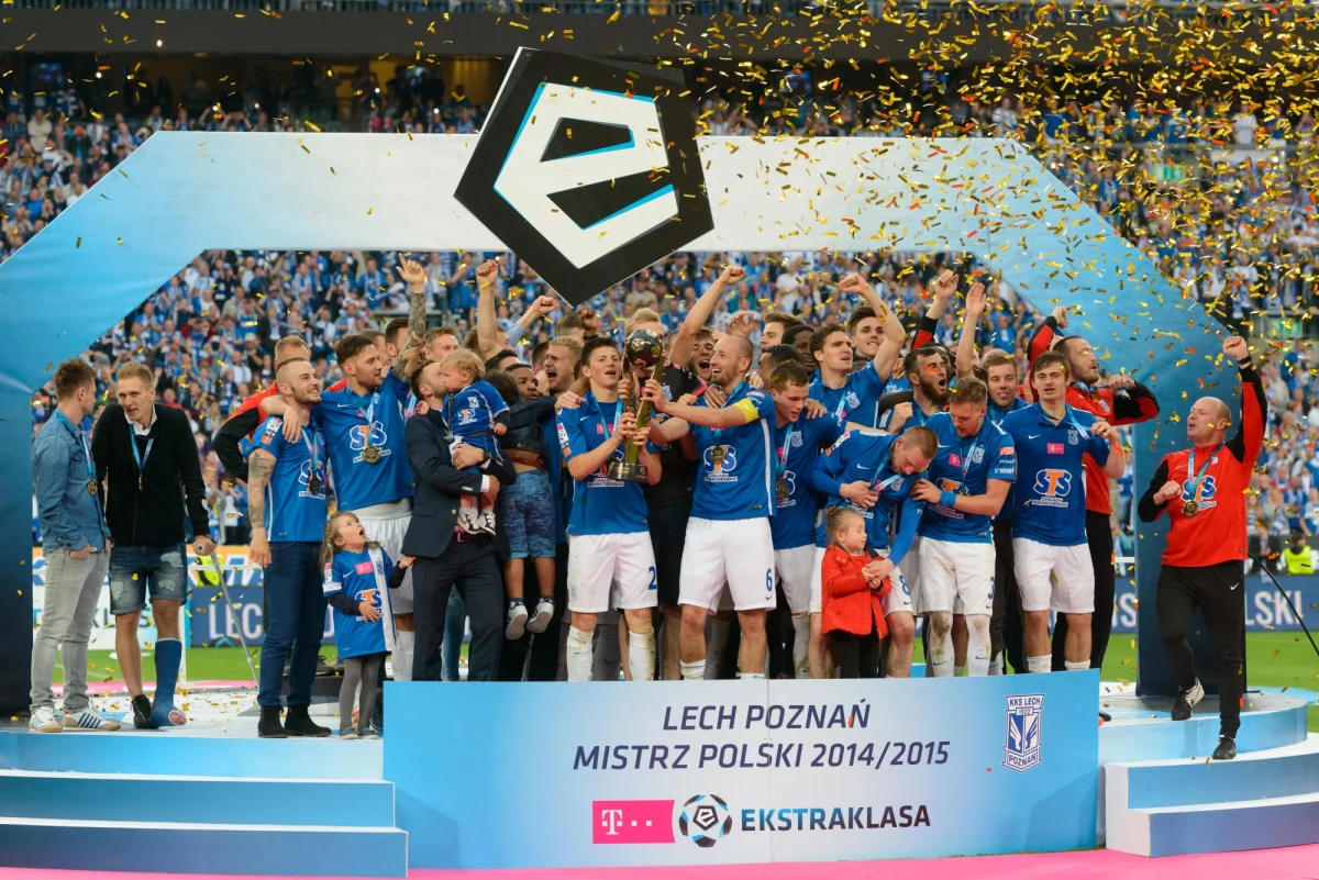 Piłkarze Lecha Poznań po raz siódmy zostali mistrzami Polski. W niedzielnym meczu 37. kolejki zremisowali u siebie z Wisłą Kraków 0:0. Drugie miejsce, mimo wygranej w Warszawie 2:0 z Górnikiem Zabrze, zajęła Legia - najlepsza w dwóch poprzednich sezonach.