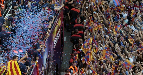 Kilkadziesiąt tysięcy kibiców zebrało się w centrum Barcelony, by wraz z piłkarzami świętować zwycięstwo w Lidze Mistrzów. Drużyna przejechała ulicami autobusem z odkrytym dachem. W sobotę "Duma Katalonii" w finale w Berlinie pokonała Juventus Turyn 3:1.