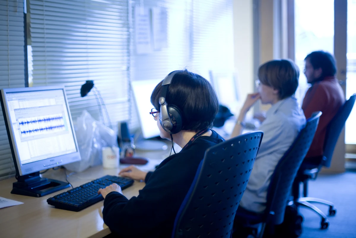 Holenderski rząd przekazał Uniwersytetowi w Tilburgu oraz uniwersytetowi Fontys 700 tys. euro na badania nad stworzeniem specjalnego algorytmu, który pozwoli na redakcję wiadomości bez udziału człowieka. Inicjatywę wspierają m.in. koncern RTL i agencja prasowa ANP. W badania zaangażowany jest także dziennik w kraju – „De Telegraaf”. Holenderscy  dziennikarze podchodzą jednak do tego z rezerwą. 