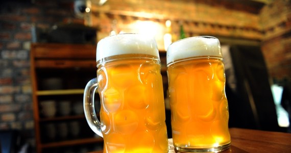 Polacy nie chcą pić piwa produkowanego przez koncerny. Narzekają, że wszystkie gatunki smakują tak samo – pisze „Dziennik Gazeta Prawna”. Dlatego konsumenci szukają nowych marek z charakterem i lokalnych producentów.