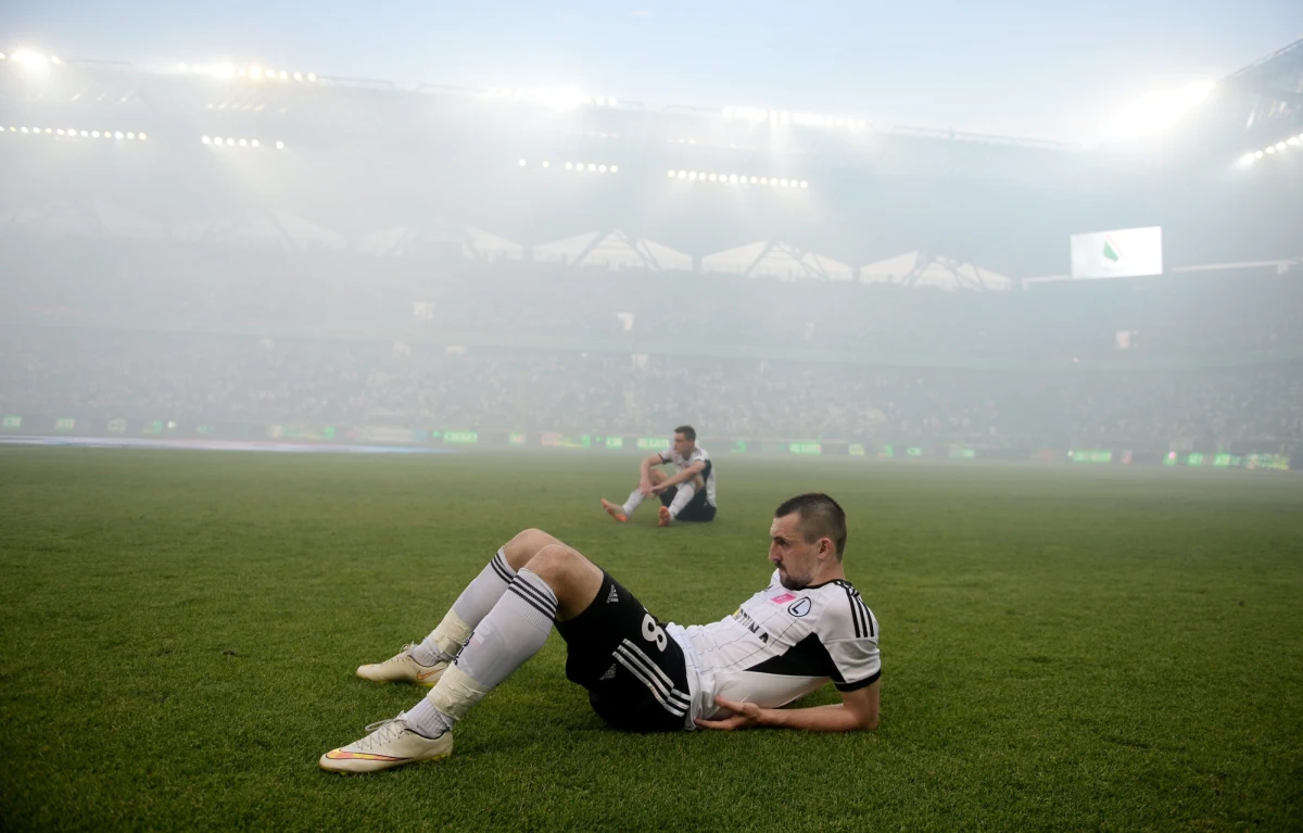 ​"Drugie miejsce to porażka" - skandowali wczoraj w Warszawie fani Legii. Stołeczna drużyna wygrała z Górnikiem Zabrze 2:0 w ostatniej kolejce Ekstraklasy. Choć przez większość sezonu prowadziła w tabeli, ostatecznie po słabym finiszu ligi dała się wyprzedzić Lechowi Poznań i została wicemistrzem Polski. Wściekli byli nie tylko kibice, ale i piłkarze. W czasie pomeczowej ceremonii obrońca Legii Jakub Rzeźniczak rzucił medalem.