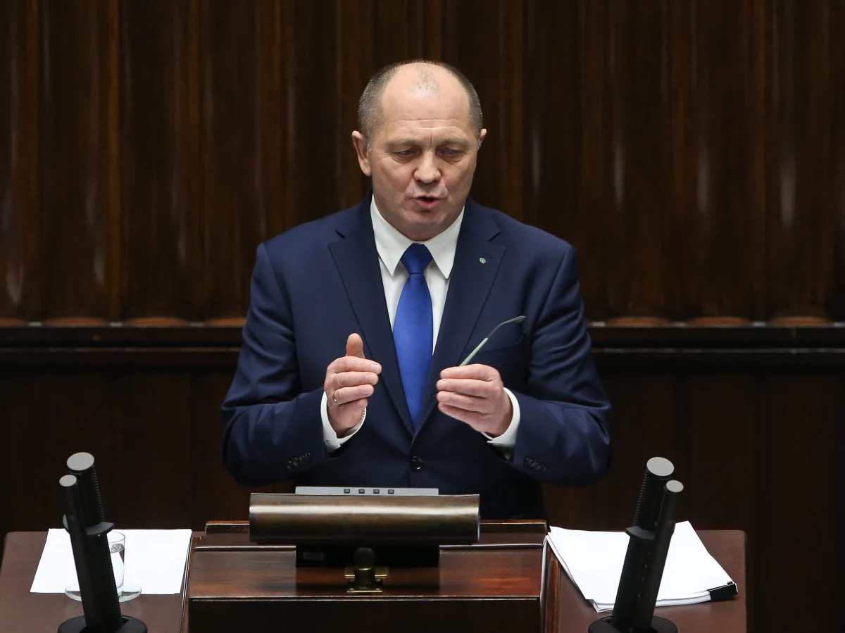 "Na pewno nie będzie dziś dymisji ministra rolnictwa” – zapowiada w rozmowie z reporterem RMF FM rzecznik rządu Małgorzata Kidawa-Błońska przed dzisiejszym spotkaniem premier Ewy Kopacz z Markiem Sawickim. Szef resortu rolnictwa trafi na dywanik po miażdżącym raporcie Najwyższej Izby Kontroli dotyczącym ELEWARR-u - podległej mu spółki zajmującej się państwowymi rezerwami zbóż.