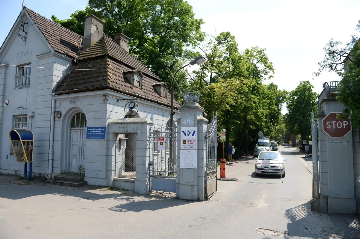 Konsultant krajowy skontroluje Tworki. Jak dowiedział się nasz reporter, Grzegorz Kwolek, profesor Piotr Gałecki krajowy konsultant do spraw psychiatrii został poproszony o przeprowadzenie kontroli w szpitalu psychiatrycznym w Pruszkowie pod Warszawą, po tym jak jeden z pacjentów zamordował innego chorego. 