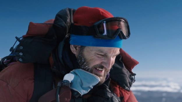 Spektakularny thriller akcji oparty na jednej z najtragiczniejszych w historii wypraw na Mount Everest. Wszystko działo się w maju 1996 r., kiedy jednego dnia w śniegach Mount Everestu zginęło 15 wspinaczy. Film opowiada historię grupy ośmiorga himalaistów, którzy pod przewodnictwem Roba Halla (Jason Clarke), próbują zmierzyć się z ekstremalnymi warunkami niedostępnego szczytu. Walka ze śmiertelnym zimnem, nawałnicami śnieżnymi, walka o tlen i przetrwanie. "Everest" to film o granicach ludzkiej wytrzymałości - fizycznej i psychicznej.