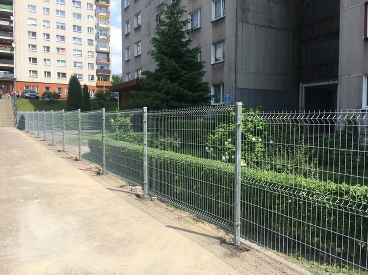 Płot zostanie przesunięty – uzgodnili dziś zwaśnieni sąsiedzi z osiedla Warpie w Będzinie. Nie wiadomo jednak, czy to już ostateczny koniec konfliktu i kłopotów przy ul. Przyjaźni. 