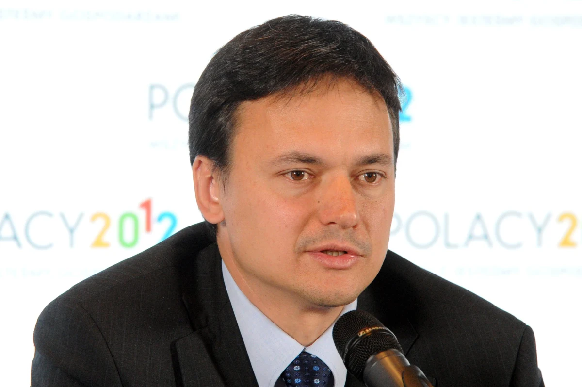 Wojna między szefem CBA a posłem PSL-u. Paweł Wojtunik pisze list do Ewy Kopacz, w którym zarzuca Janowi Buremu, że destabilizuje pracę CBA. Premier zapowiada, że przeprowadzi rozmowy z koordynatorem służb specjalnych, szefem CBA i szefem PSL-u. Jaki będzie efekt rozmów? Czy Kopacz może zażądać usunięcia Burego z funkcji szefa klubu parlamentarnego Polskiego Stronnictwa Ludowego?  Czy sprawa posła odbije się na koalicji? We wtorek gościem Konrada Piaseckiego w Kontrwywiadzie RMF FM będzie minister w kancelarii premiera i koordynator służb specjalnych Jacek Cichocki. 