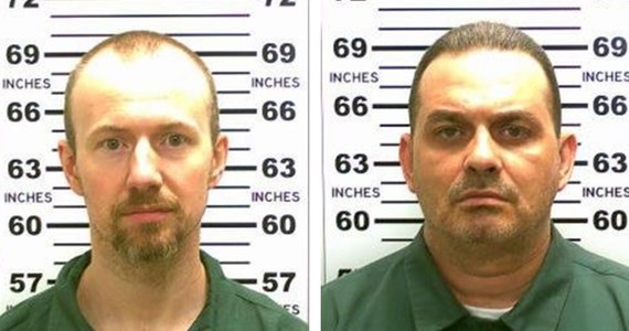 Pracownica więzienia w Dannemora w stanie Nowy Jork w pobliżu granicy z Kanadą, skąd w weekend uciekło dwóch morderców, została przesłuchana przez śledczych jako potencjalna wspólniczka, która pomogła skazanym w ucieczce. Poszukiwania więźniów trwają od soboty.
