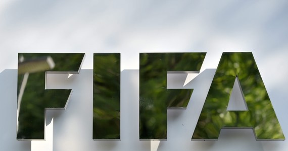 Eurodeputowani przygotowują rezolucję, która stwierdza miedzy innymi, że "zarzuty korupcyjne i brak wiarygodności FIFA mają niszczycielski wpływ na piłkę nożną" - dowiedziała się korespondentka RMF FM Katarzyna Szymańska-Borginon . Rezolucja zostanie przegłosowana dopiero w czwartek (w środę poprzedzi ją debata), ale dokument, który zdobyła dziennikarka RMF FM, to uzgodnienia dwóch największych frakcji w PE - socjalistów i chadeków. 