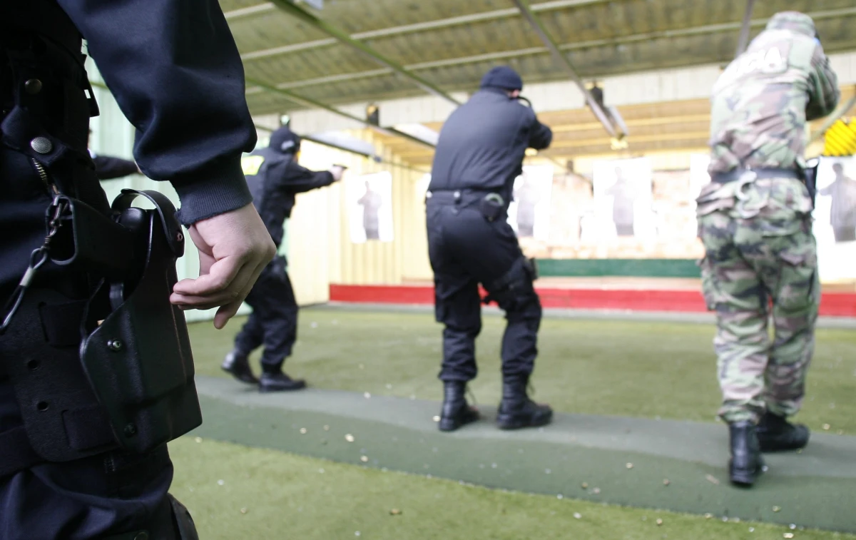 Wypadek na strzelnicy w Centrum Szkolenia Policji w Legionowie. Podczas ćwiczeń doszło do postrzelenia jednego z kursantów. Taką informację przekazał nam słuchacz, dzwoniąc na Gorącą Linię RMF FM. 