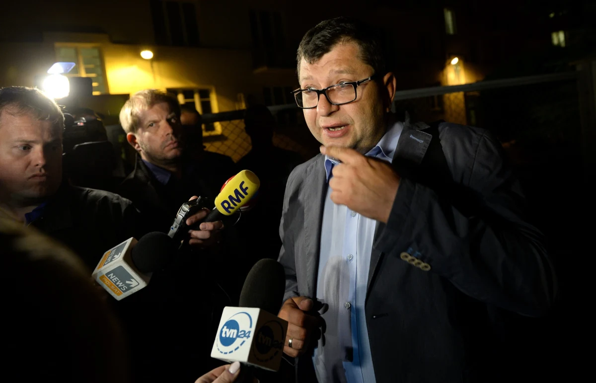 Zbigniew Stonoga ostro skomentował fakt postawienia mu zarzutów ws. upublicznienia akt ze sprawy podsłuchowej. "Formalności w tym antyludzkim, antypolskim państwie stało się zadość" - powiedział. "Będę bronił społeczeństwa, tego najbiedniejszego" - dodał biznesmen i podkreślił, że nie żałuje opublikowania materiałów. W czasie rozmowy z dziennikarzami po wyjściu z prokuratury zwrócił się również do prokuratora generalnego: "Panie Seremet, ja bardzo pana proszę, niech pan i pańska rządowa wataha odpie...li się ode mnie. (...) Bo ja się kolejnej sprawy karnej nie boję". 