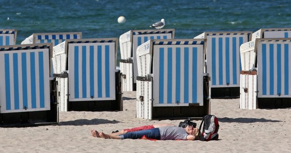 Najbliższe dni przyniosą słoneczną i bardzo przyjemną aurę. Zarówno dziś jak i w czwartek na termometrach zobaczymy maksymalnie 26 stopni Celsjusza. W weekend do Polski nadciągnie kolejna fala upałów. Temperatura przekroczy 30 stopni Celsjusza. Synoptycy ostrzegają, że spodziewane są też gwałtowne burze. Najbardziej niespokojnie ma być na zachodzie kraju. 